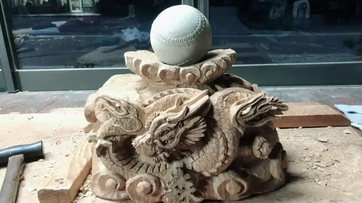 Dragons carved around a round jewel
